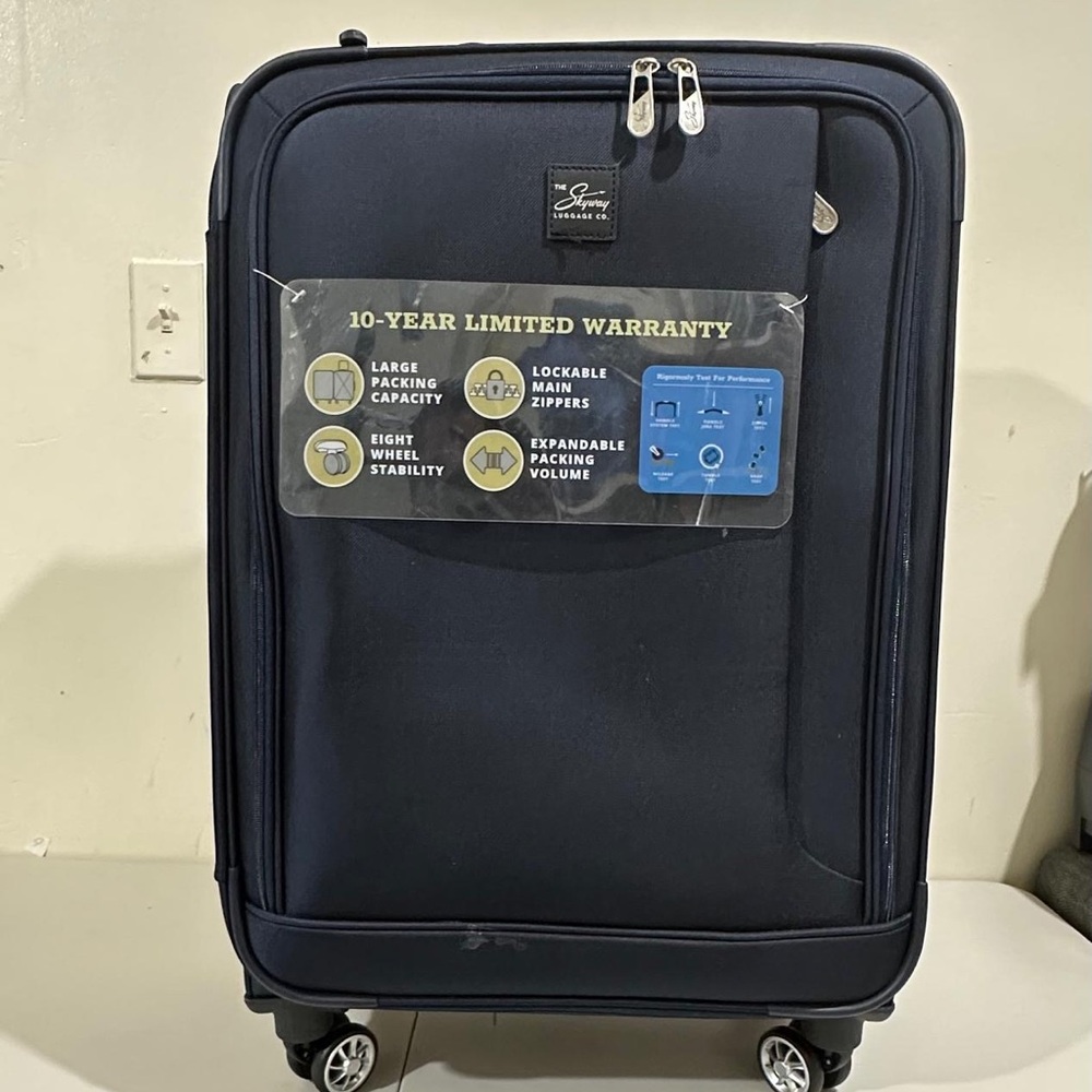 Skyway Navy Blue Spinner Suitcase